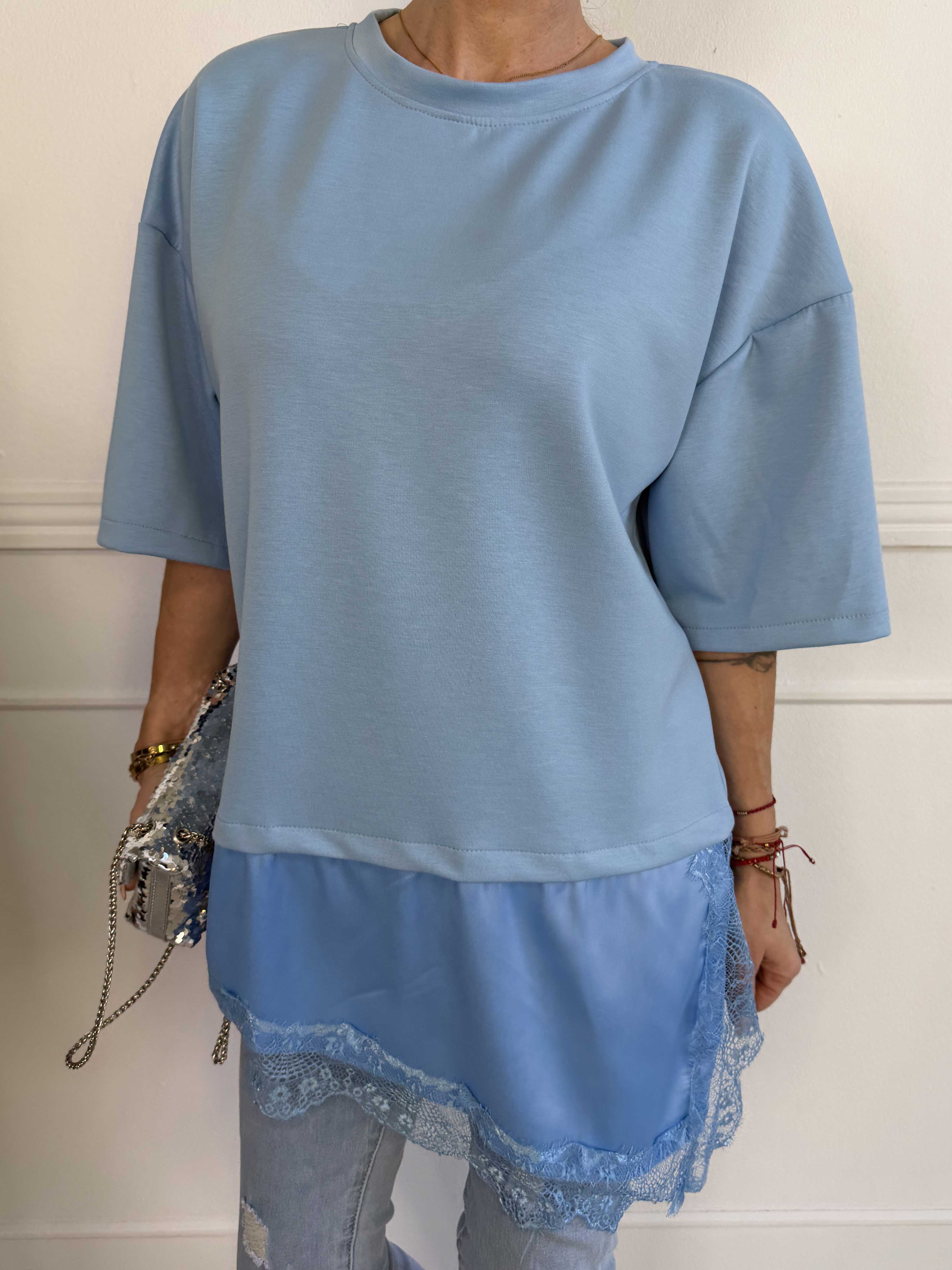 Camemi - Oversized t-shirt med indsyet top med blondekant forneden